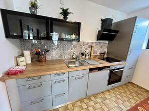 Kjøleskap, ovn, kokeplater og oppvaskmaskin