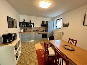 Réfrigérateur, four, plaque de cuisson, lave-vaisselle