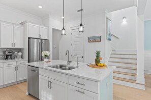 5 bedrooms - Walk to the Beach Pool 5bdr 3 Porches Beach Sea-ker s Retreat by Avantstay (Santa Rosa Beach)