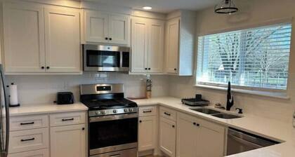 Charming 3-bedroom house with AC and WiFi in Bentonville