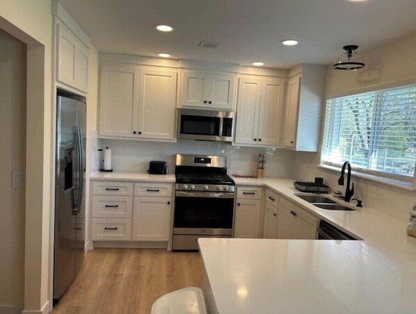 Fridge, microwave, oven, stovetop - Charming 3-bedroom house with AC and WiFi in Bentonville (Bentonville)