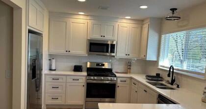 Charming 3-bedroom house with AC and WiFi in Bentonville