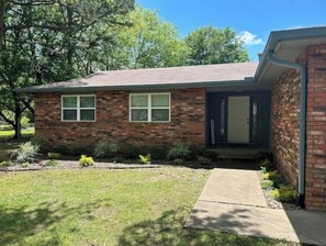 Exterior - Charming 3-bedroom house with AC and WiFi in Bentonville (Bentonville)