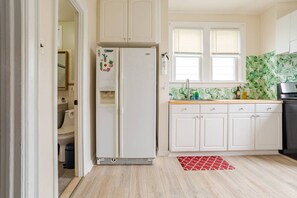 Fridge, microwave, oven, stovetop - 6-Guest Pet-Friendly Home, 4Min Walk to NYC Train (Jersey City)