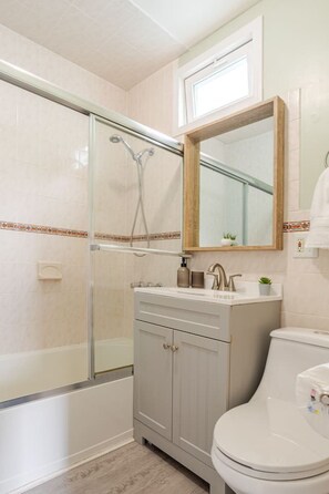 Hair dryer - 6-Guest Pet-Friendly Home, 4Min Walk to NYC Train (Jersey City)