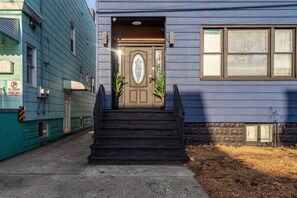 Exterior detail - 6-Guest Pet-Friendly Home, 4Min Walk to NYC Train (Jersey City)