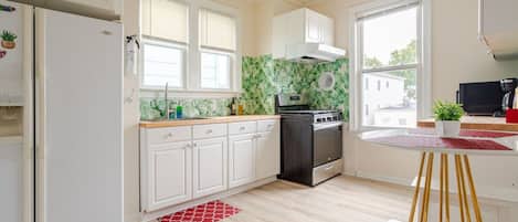 Frigorífico, microondas, horno y placa de cocina