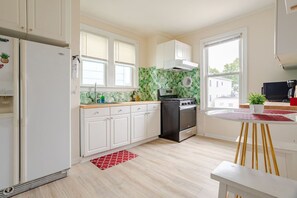 Fridge, microwave, oven, stovetop - 6-Guest Pet-Friendly Home, 4Min Walk to NYC Train (Jersey City)