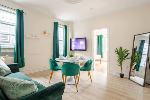 6-Guest Pet-Friendly Home, 4Min Walk to NYC Train