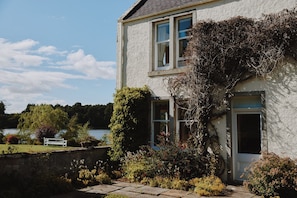 Property grounds - Lochside Luxury: Historic Home with Stunning Scottish Woodland Views (Lhanbryde)