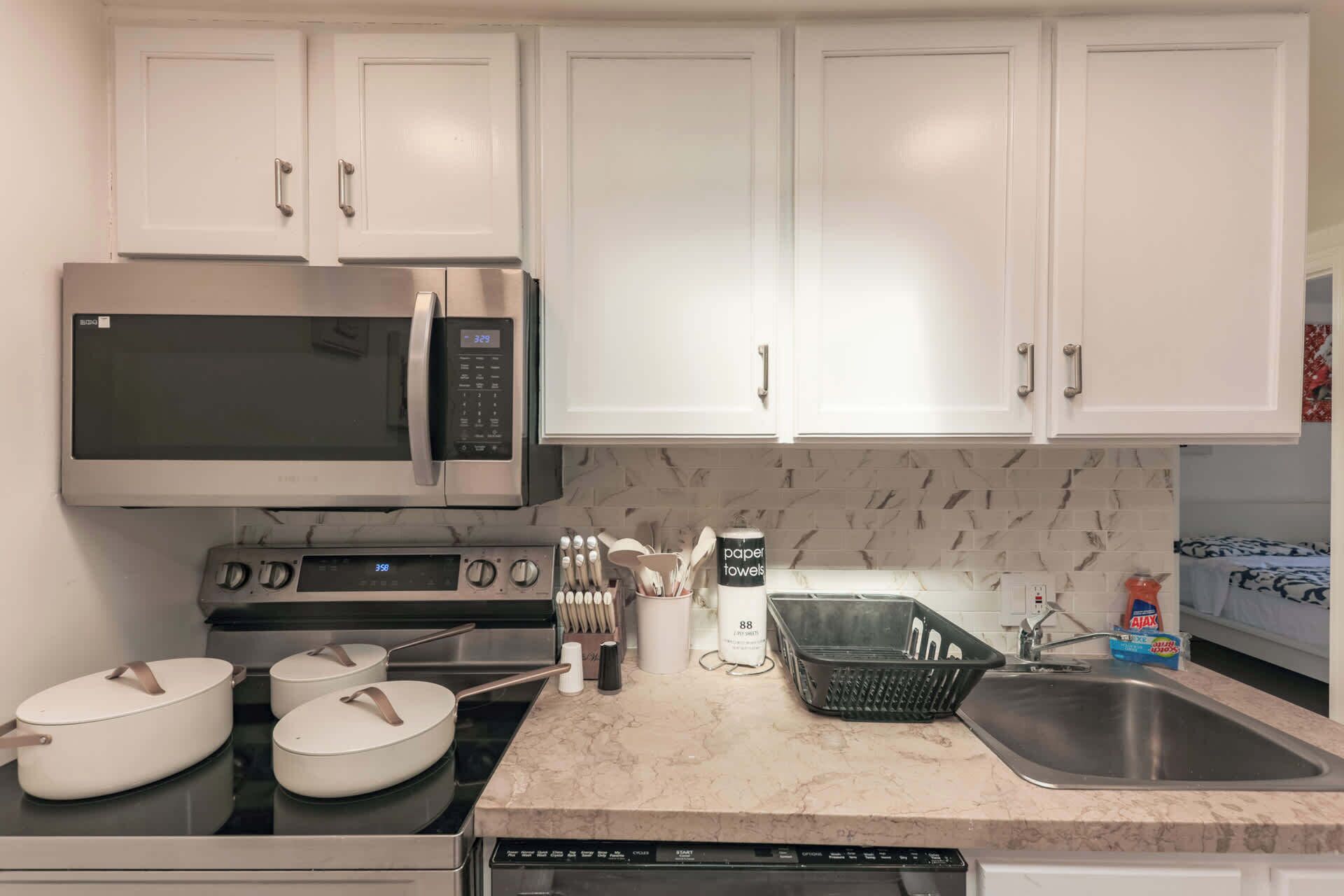 Réfrigérateur, micro-ondes, four, plaque de cuisson