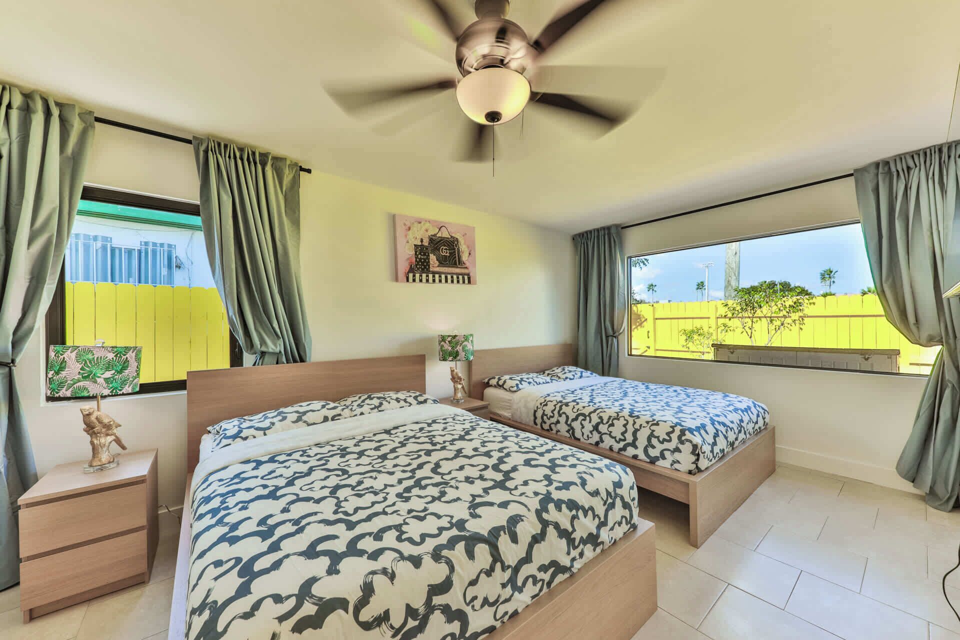 4 habitaciones, escritorio y tabla de planchar con plancha 