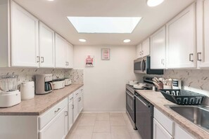 Fridge, microwave, oven, stovetop - Spring break vacation Villa (Hollywood)