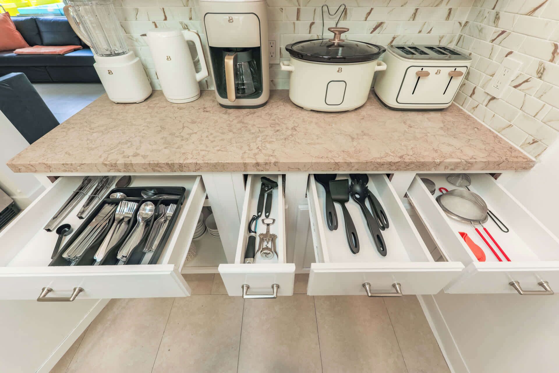 冰箱、微波炉、烤箱、炉灶