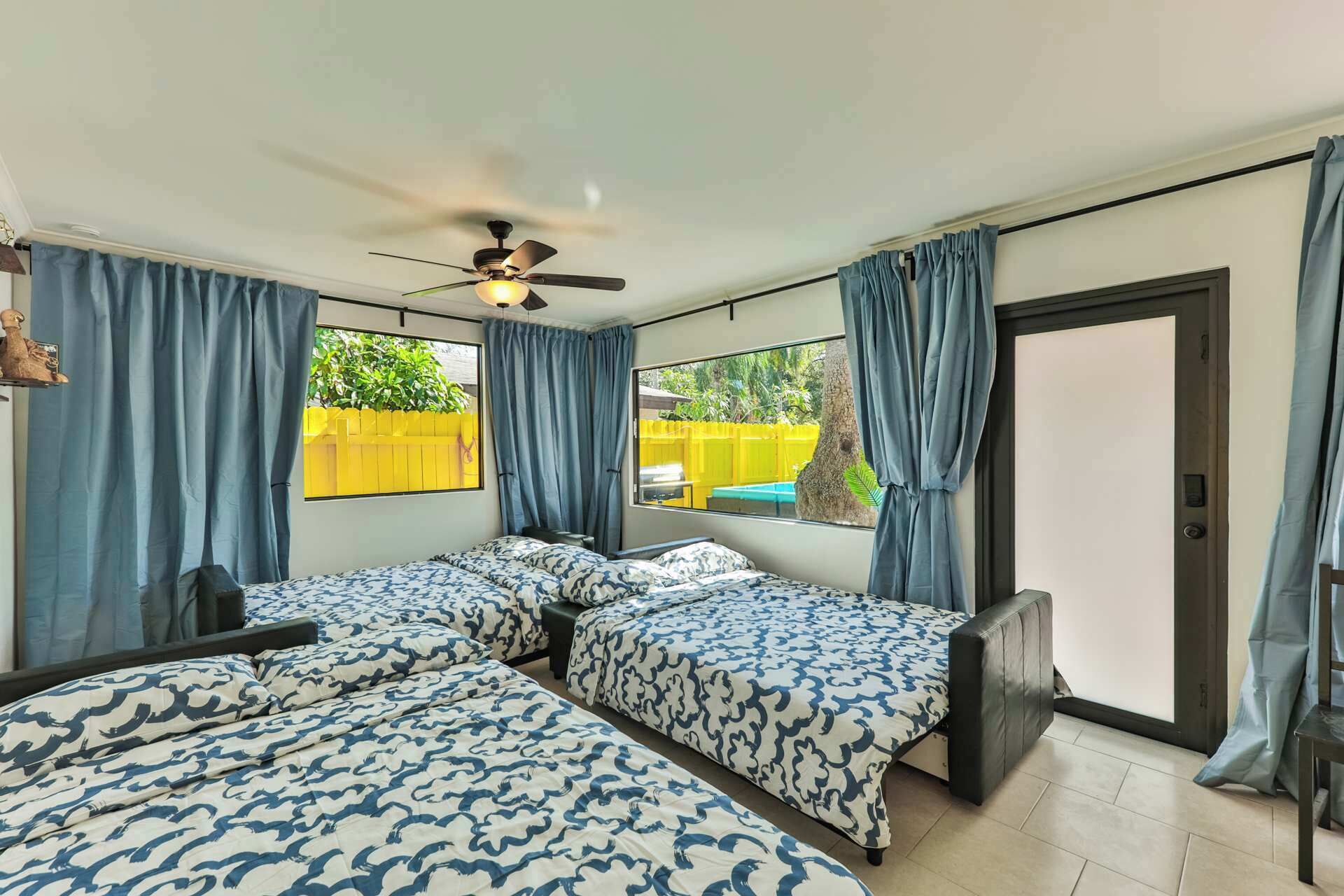 4 chambres, bureau, fer et planche à repasser, lit parapluie