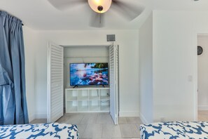 4 habitaciones, escritorio y tabla de planchar con plancha 