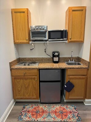 電子レンジ、オーブン、コーヒー / ティーメーカー、調理器具と食器