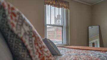 2 bedrooms, desk, iron/ironing board, WiFi