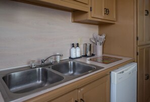 Kjøleskap, mikrobølgeovn, ovn og kokeplater