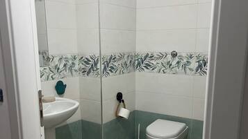 Douche, sĂšche-cheveux, bidet, serviettes fournies