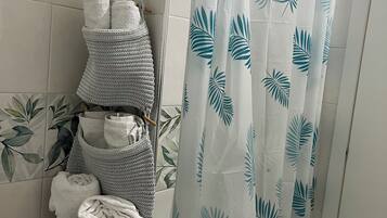 Dusche, Haartrockner, Bidet, Handtücher