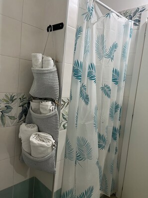 Doccia, asciugacapelli, bidet, asciugamani