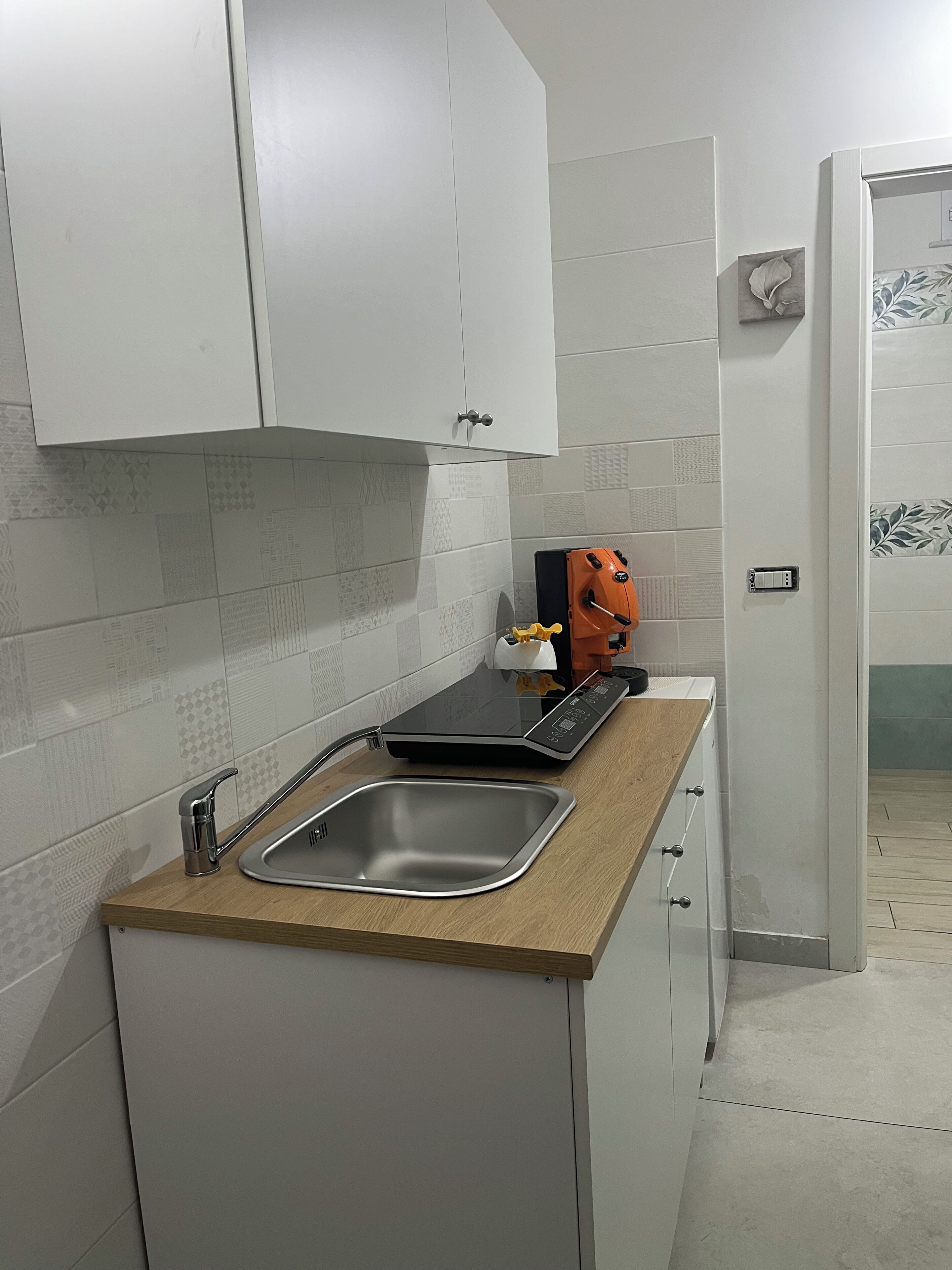 Kühlschrank, Wasserkocher mit Kaffee-/Teezubehör, Toaster, Kaffeemühle