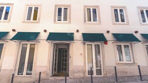 A building with multiple windows and a central entrance. - Casa Teva Lisboa by chic&basic (Lisbon)