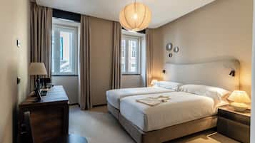 Een minibar met enkele gratis items, een kluis op de kamer