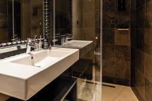 Gratis toiletartikelen, een haardroger, pantoffels, handdoeken
