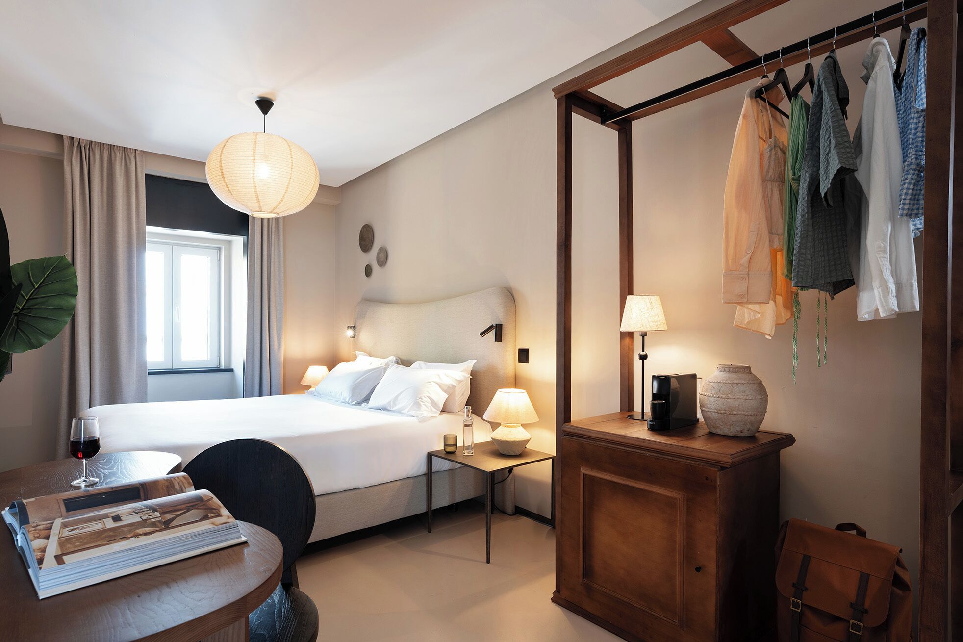 Familie suite | Een minibar met enkele gratis items, een kluis op de kamer