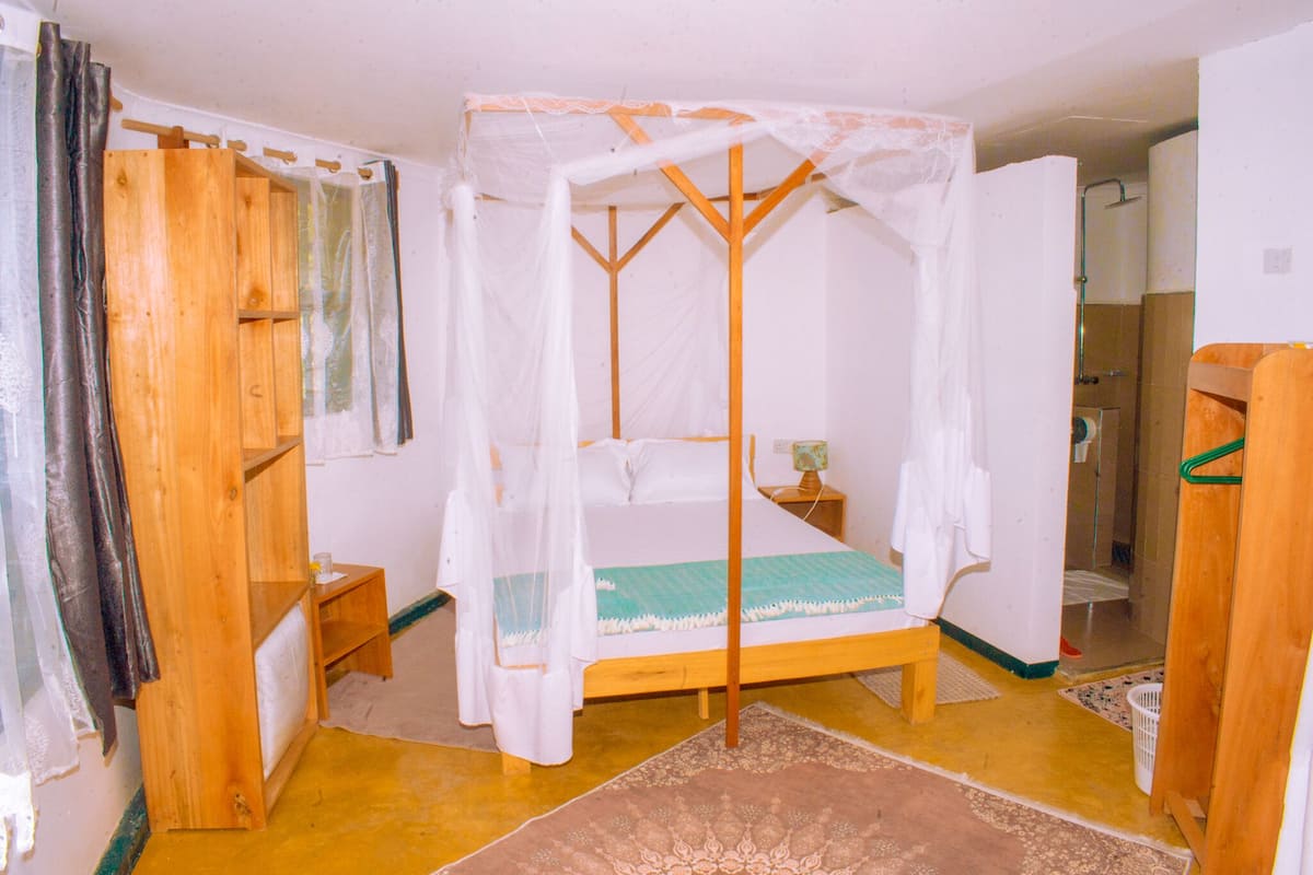 2 habitaciones, escritorio y espacio para trabajar con laptop