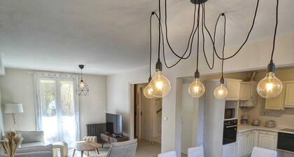 Maison lumineuse avec espace BBQ proche du centre ville et 15 minutes des plages