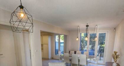 Maison lumineuse avec espace BBQ proche du centre ville et 15 minutes des plages