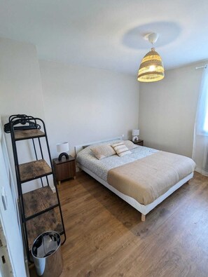 4 bedrooms, iron/ironing board, WiFi, bed sheets