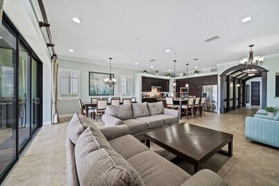 Five Bedroom Villa/Sleeps 10/Private Pool/Spa/Games Room/On-Site Dining/