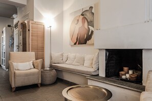 Télévision, cheminée