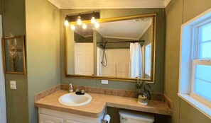 Douche, serviettes fournies, savon, papier toilette