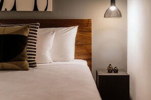 1 quarto, ferros/tábuas de passar roupa, berço de viagem