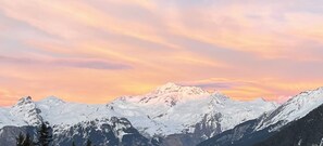 A mountain range with snow-covered peaks and a sunset sky. - Chalet on the slopes in Courchevel 1850 - 6 bedrooms - hammam, very large terrace (Courchevel)