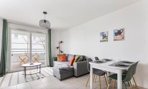 Dining - NEW! The 18: Secure & quiet 2-bed apt, terrace, parking, city center, near river (Toulouse)