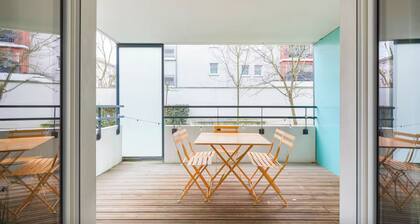 NEW! The 18: Secure & quiet 2-bed apt, terrace, parking, city center, near river
