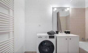 Jetted bath, hair dryer, towels, soap - NEW! The 18: Secure & quiet 2-bed apt, terrace, parking, city center, near river (Toulouse)