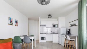Eine moderne Wohnung mit Essbereich, Küche und Wohnraum.