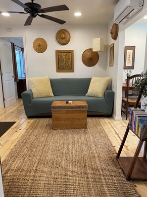 Smart TV, books - Private mountain guesthouse (Vernon)
