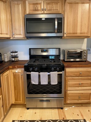 Fridge, microwave, oven, stovetop - Private mountain guesthouse (Vernon)