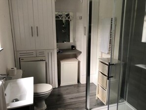 Dusche, Haartrockner, Handtücher, Seife
