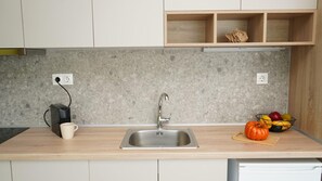 Kjøleskap, kokeplater, kaffetrakter/tekoker og brødrister