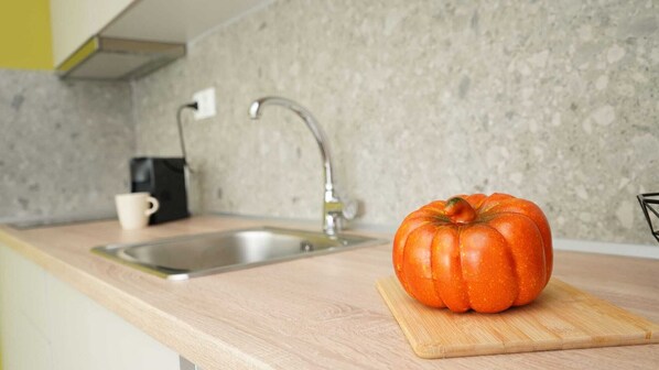Refrigerador, placa de cocina, cafetera/tetera, tostadora