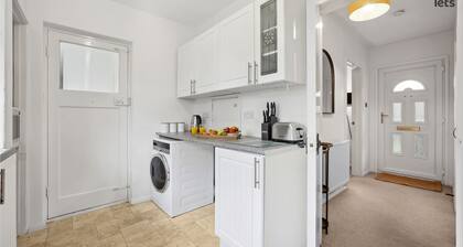 2x Bedroom Bungalow (Sleeps 6x) w. Parking